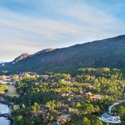 Dronefoto over Årsund med flott natur 