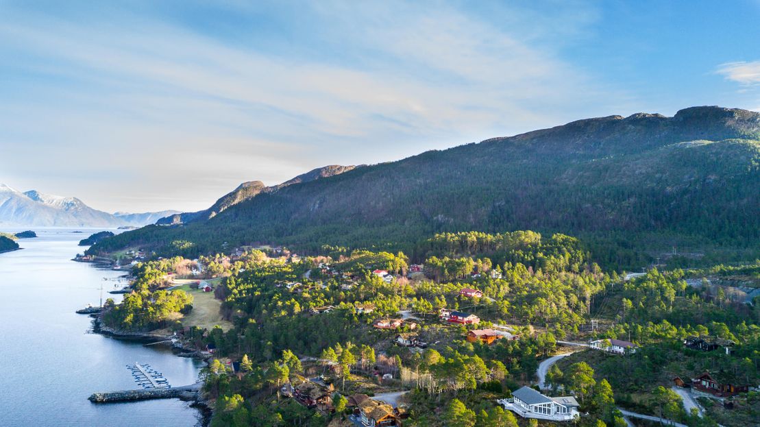 Dronefoto over Årsund med flott natur 